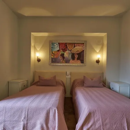 Daire The Corner House Of - A Stroll From The Beach, In The Heart Of The Old Town *